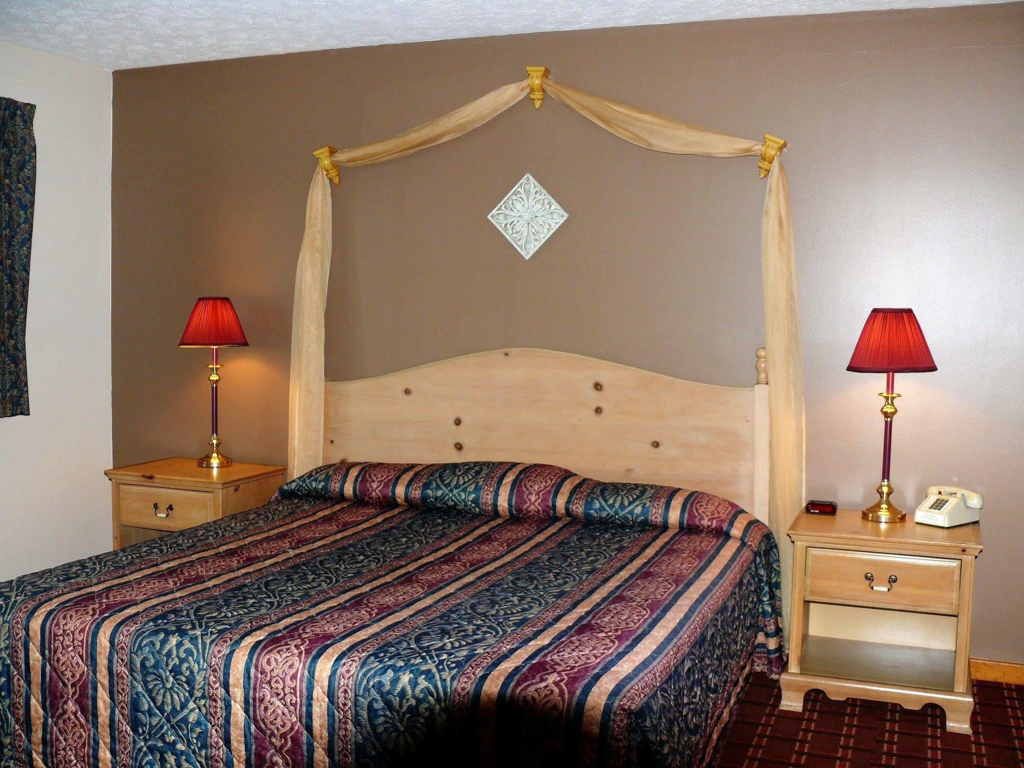 The Woodridge Inn Connersville 외부 사진