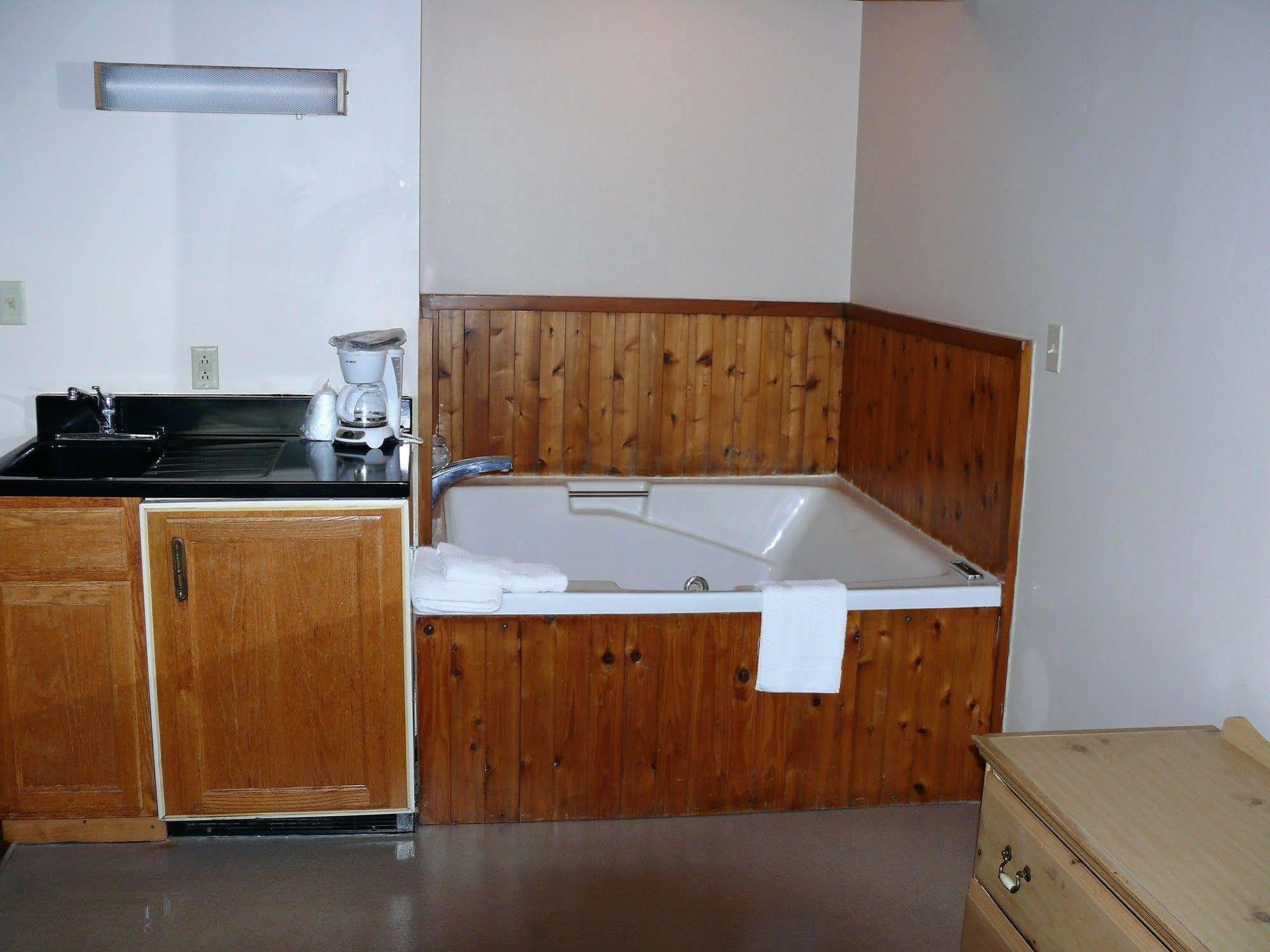 The Woodridge Inn Connersville 외부 사진